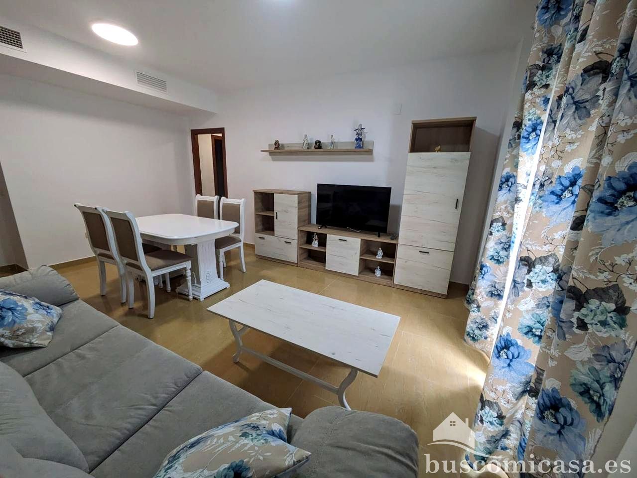 Sala d'estar de Pis de lloguer en Baños de la Encina amb Aire condicionat, Terrassa i Moblat