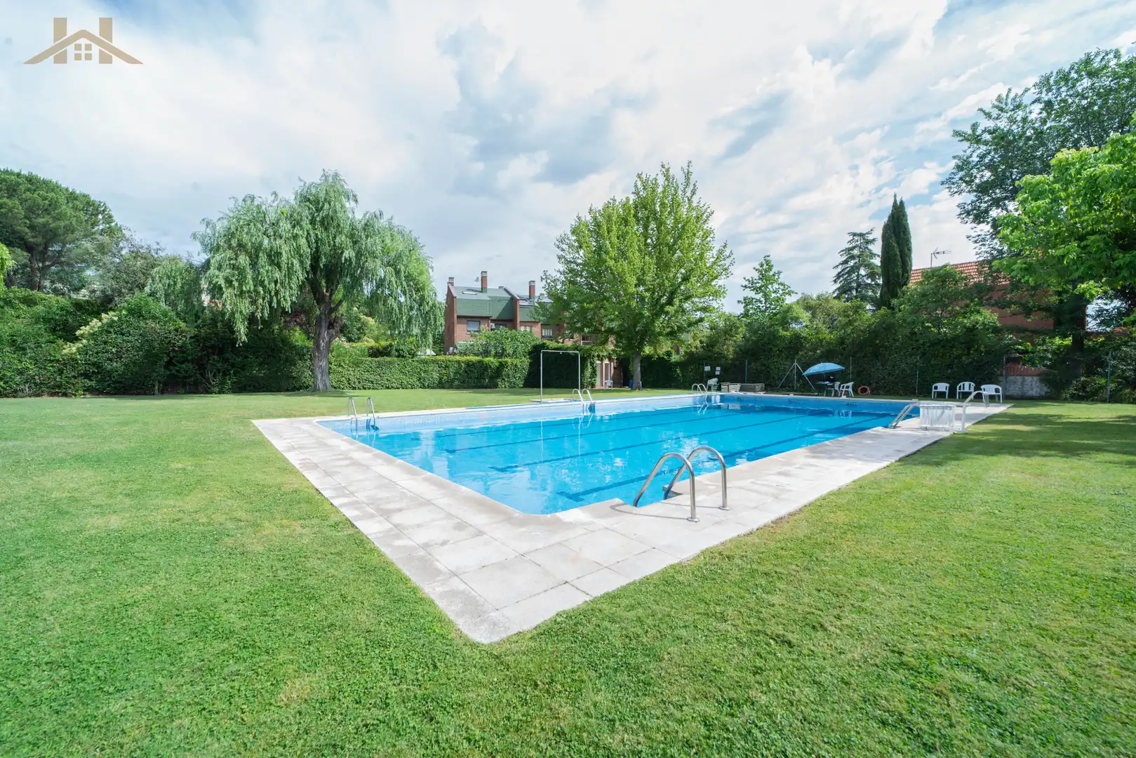 Piscina de Casa adosada en venta en Las Rozas de Madrid con Aire acondicionado, Calefacción y Jardín privado