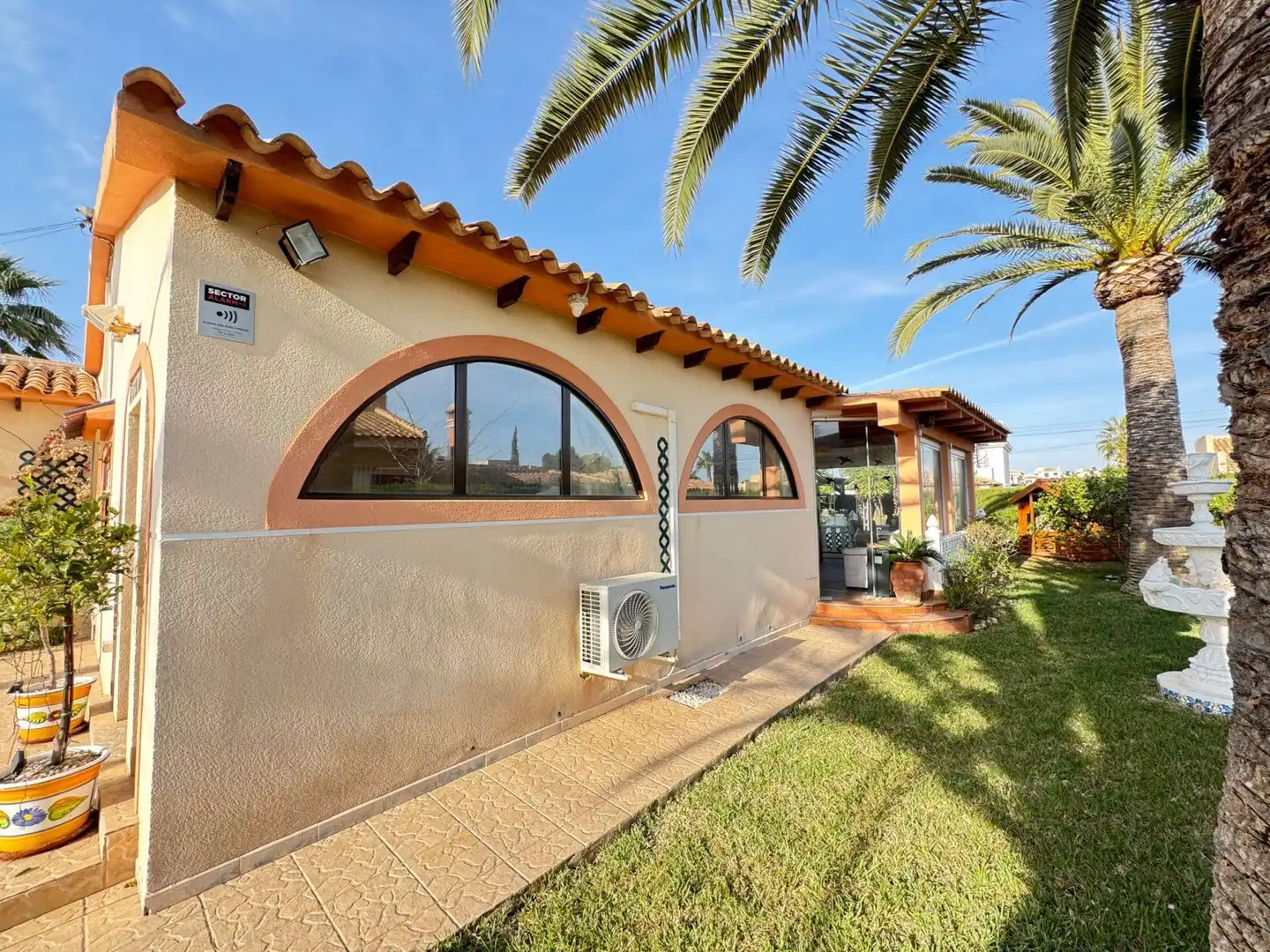 Vista exterior de Casa o xalet en venda en Orihuela amb Aire condicionat i Jardí privat
