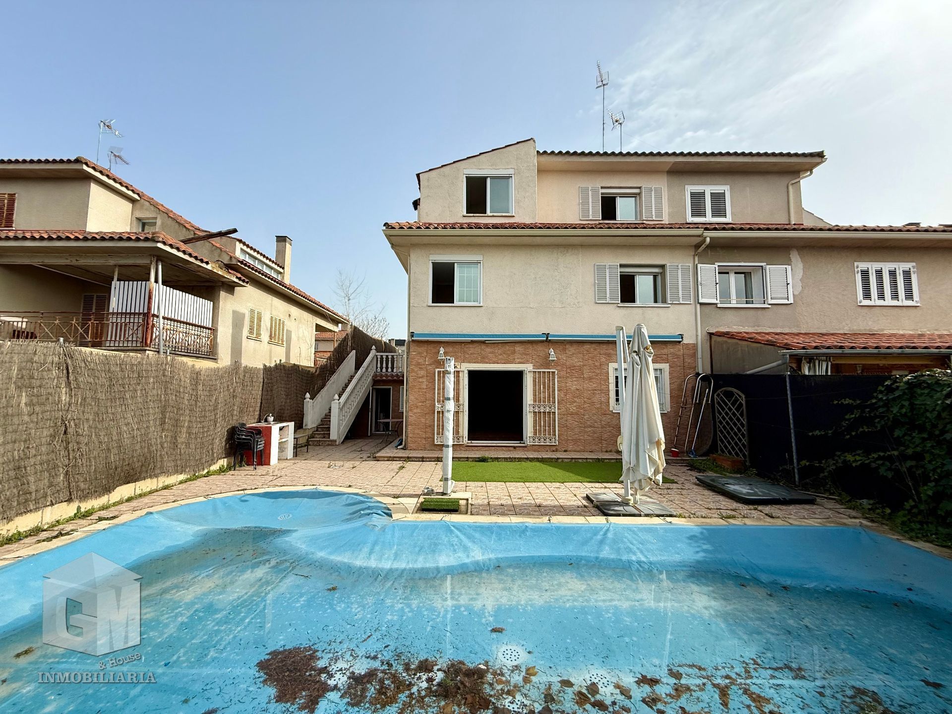 Außenansicht von Einfamilien-Reihenhaus zum Verkauf in Arroyomolinos (Madrid) mit Heizung, Privatgarten und Terrasse