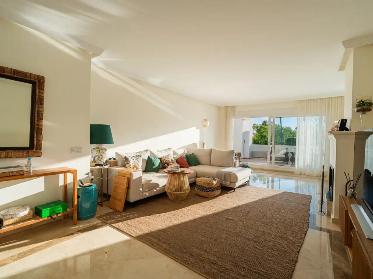 Sala de estar de Planta baja en venta en Marbella con Aire acondicionado, Calefacción y Jardín privado