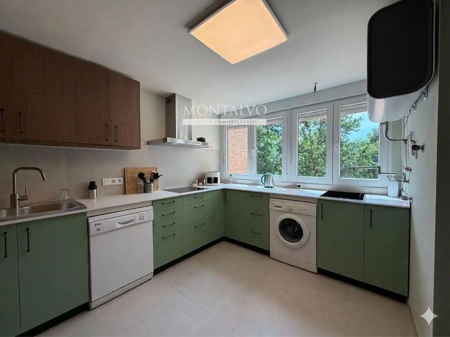Cocina de Piso de alquiler en Granada con Lavadora, Microondas y TV