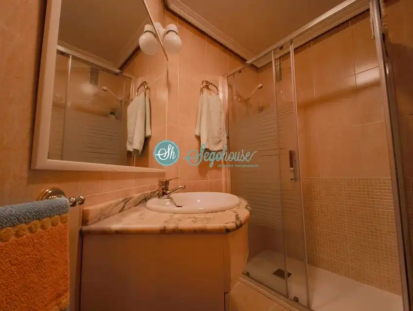 Baño de Piso de alquiler en Segovia con Calefacción, Parquet y Terraza