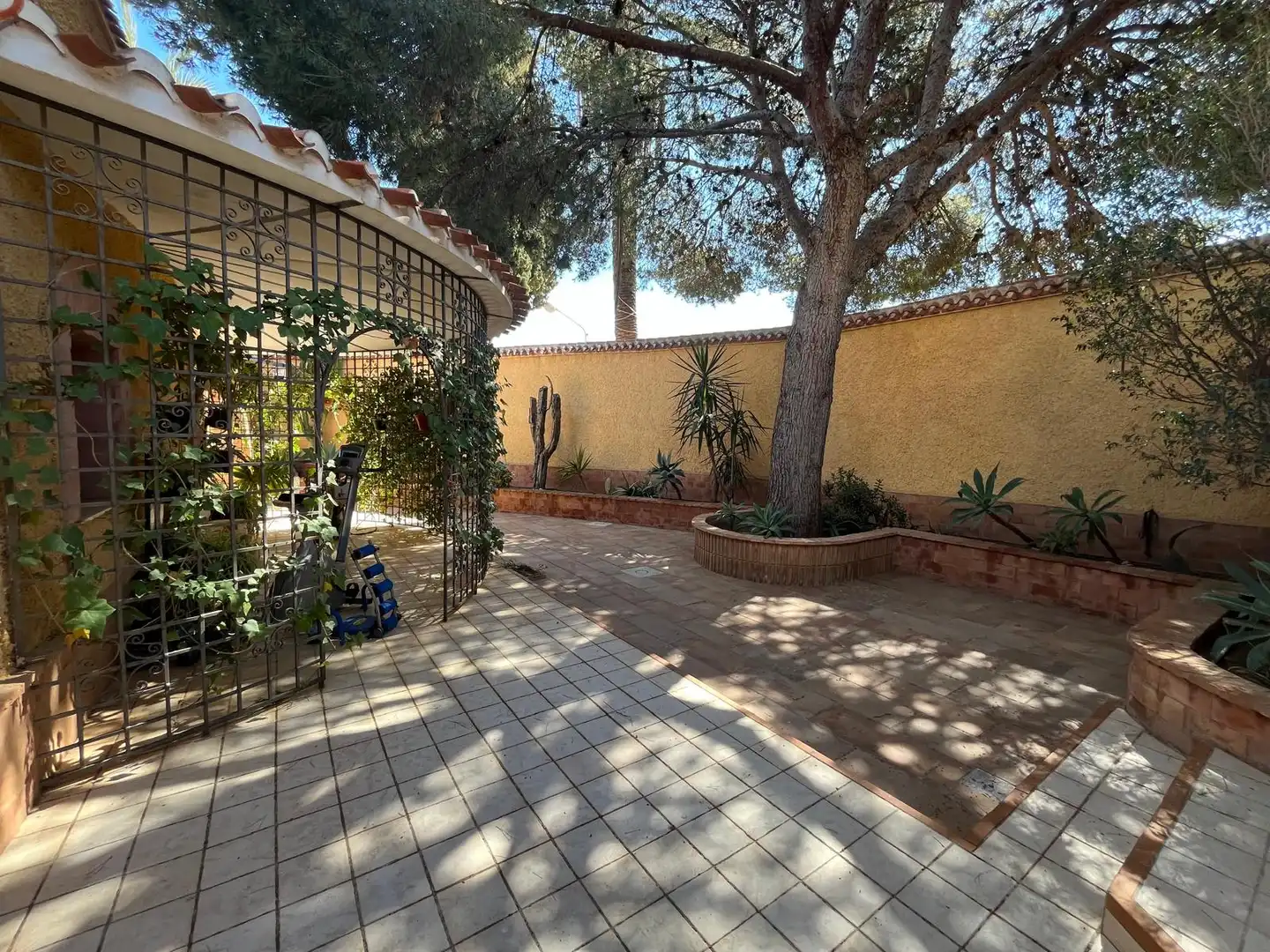 Garden of Houses for sale in Cartagena  with Air Conditioner and Swimming Pool