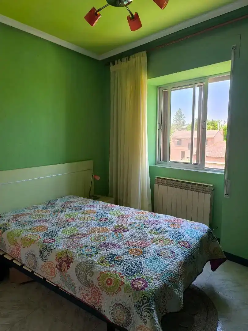 Dormitori de Casa adosada en venda en Baltanás amb Parquet, Traster i Moblat