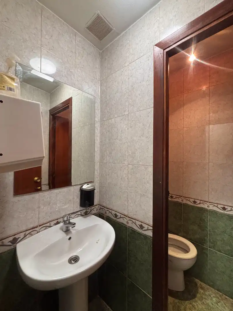 Baño de Local de alquiler en Madrid con Calefacción, Terraza y Amueblado