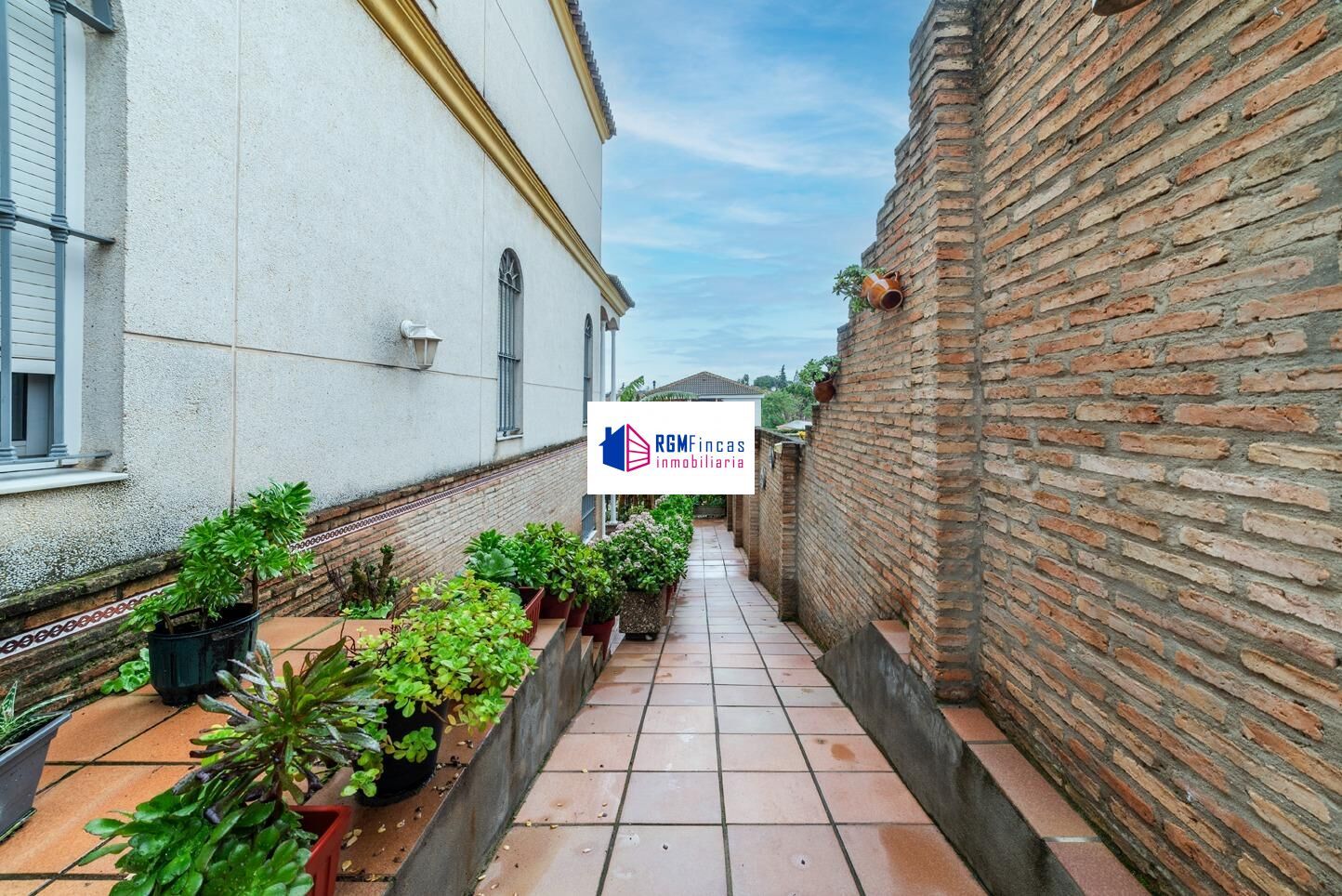 Vista exterior de Casa o xalet en venda en Mairena del Aljarafe amb Aire condicionat, Terrassa i Piscina