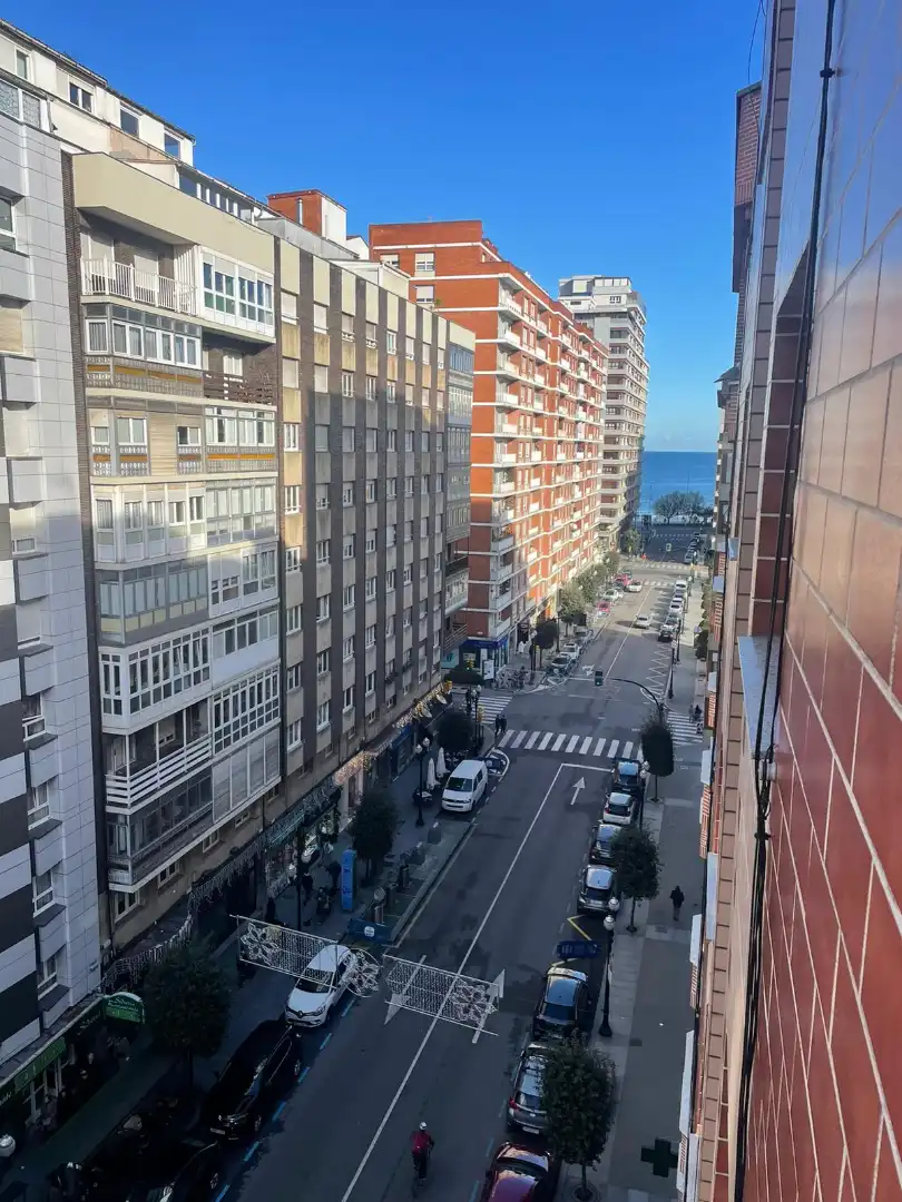 Vista exterior de Pis de lloguer en Gijón  amb Calefacció, Moblat i Forn
