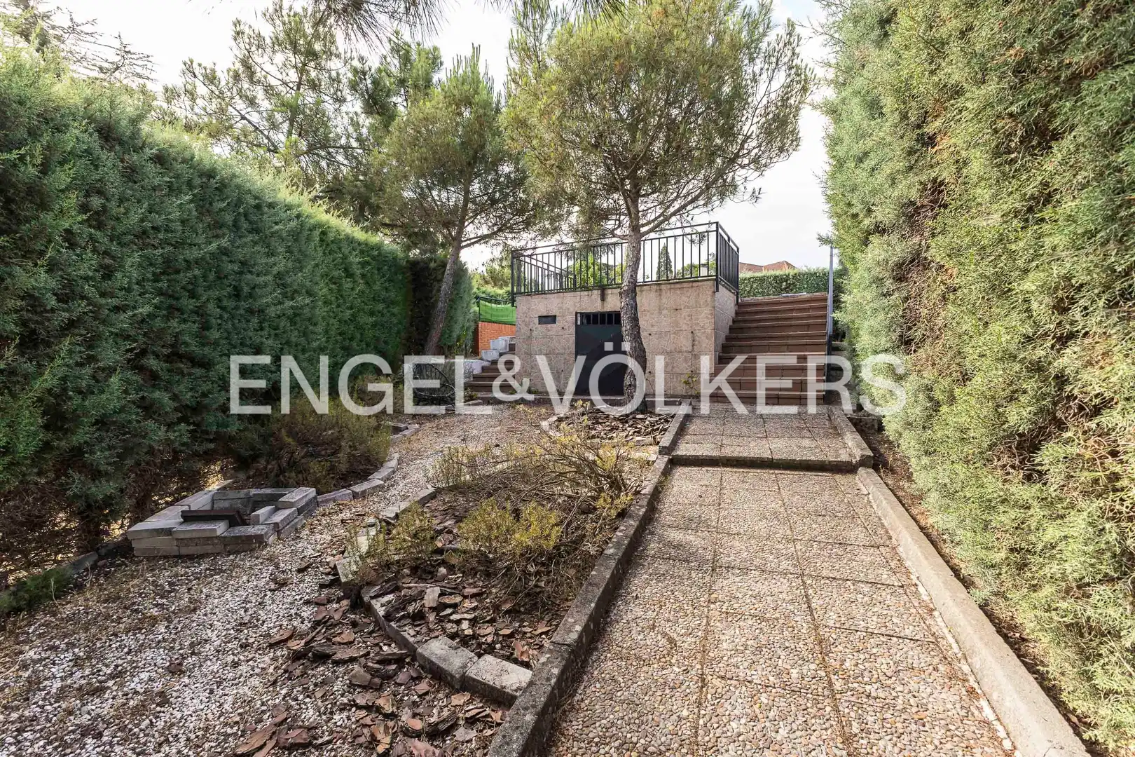 Terrassa de Casa o xalet en venda en Tres Cantos amb Calefacció, Jardí privat i Parquet