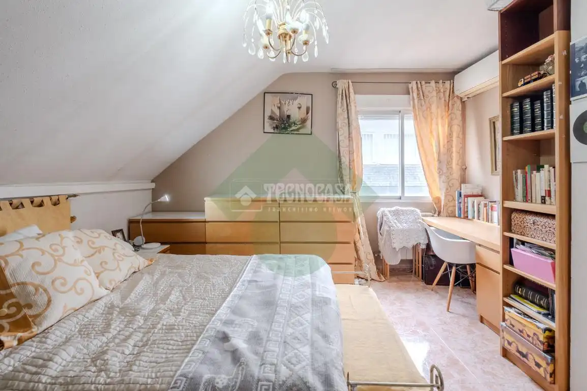 Habitación de Casa adosada en venta en Serranillos del Valle con Calefacción y Jardín privado