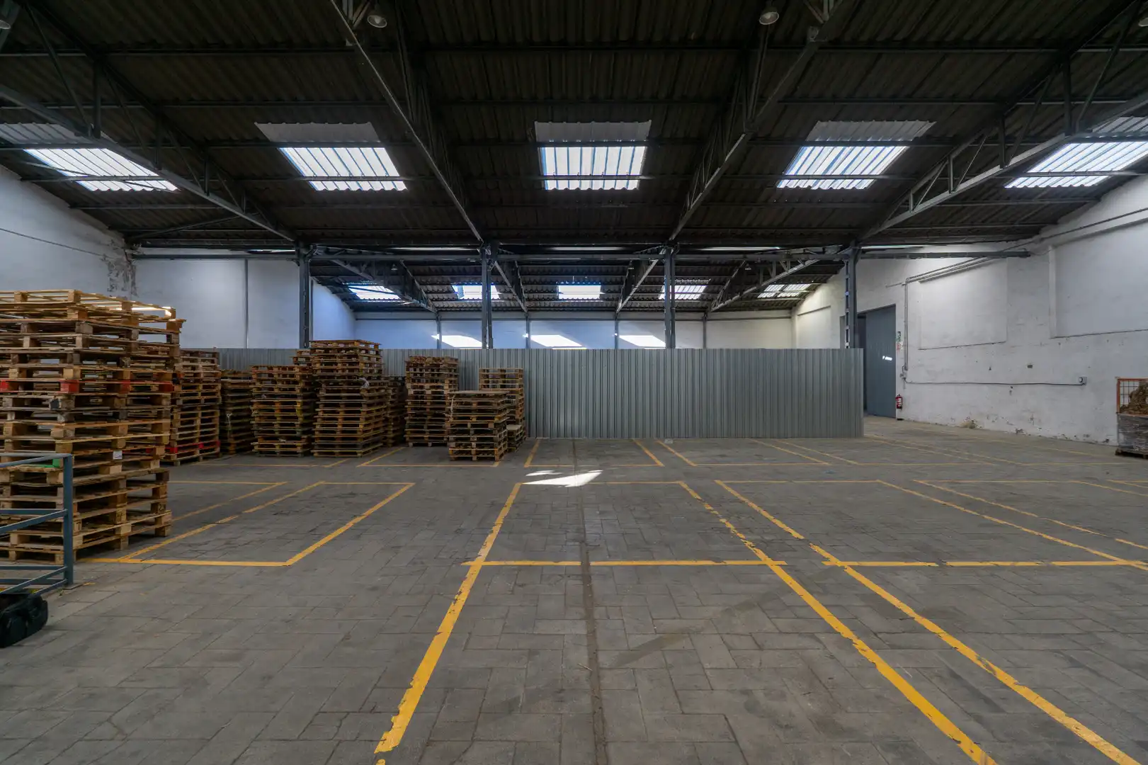 Außenansicht von Fabrikhallen zur Miete in Ibi mit Alarm