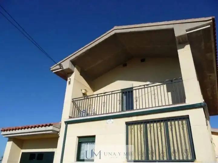 Vista exterior de Casa o chalet en venta en Morille con Calefacción, Terraza y Balcón