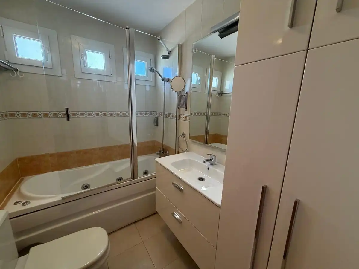 Bany de Apartament en venda en Fuengirola amb Aire condicionat, Moblat i Piscina comunitària