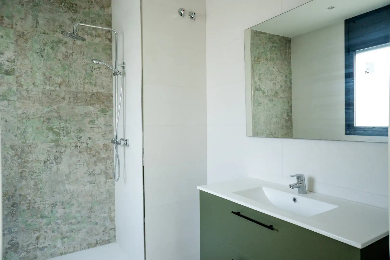 Badezimmer von Einfamilien-Reihenhaus zum Verkauf in Sant Esteve de Palautordera mit Heizung, Privatgarten und Terrasse