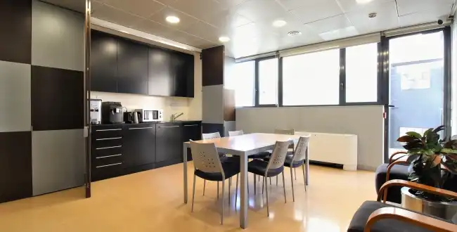 Büro zur Miete in Girona mit Klimaanlage, Heizung und Balkon