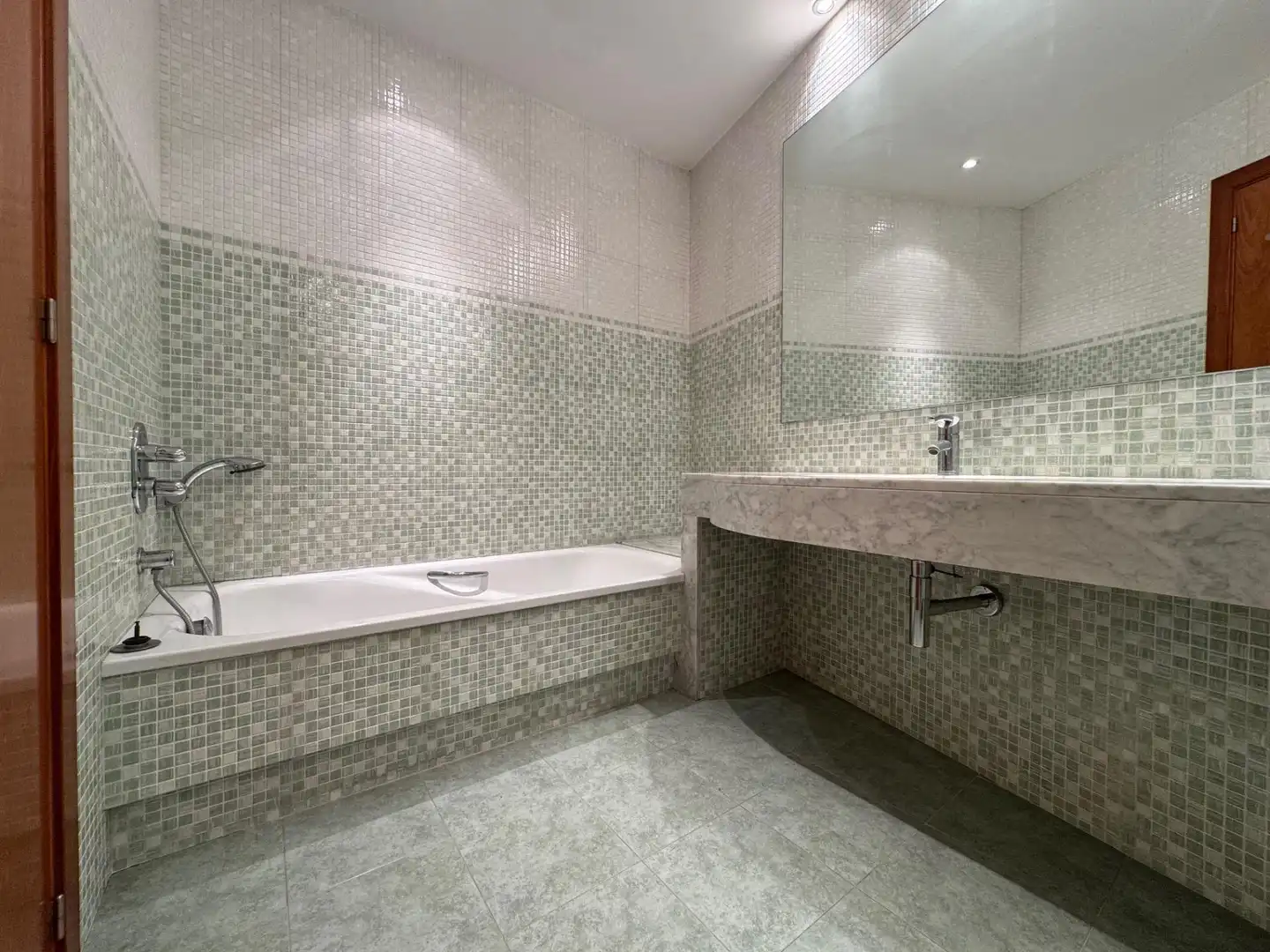 Bathroom of Attic for sale in Figueres  with Air Conditioner, Heating and Terrace