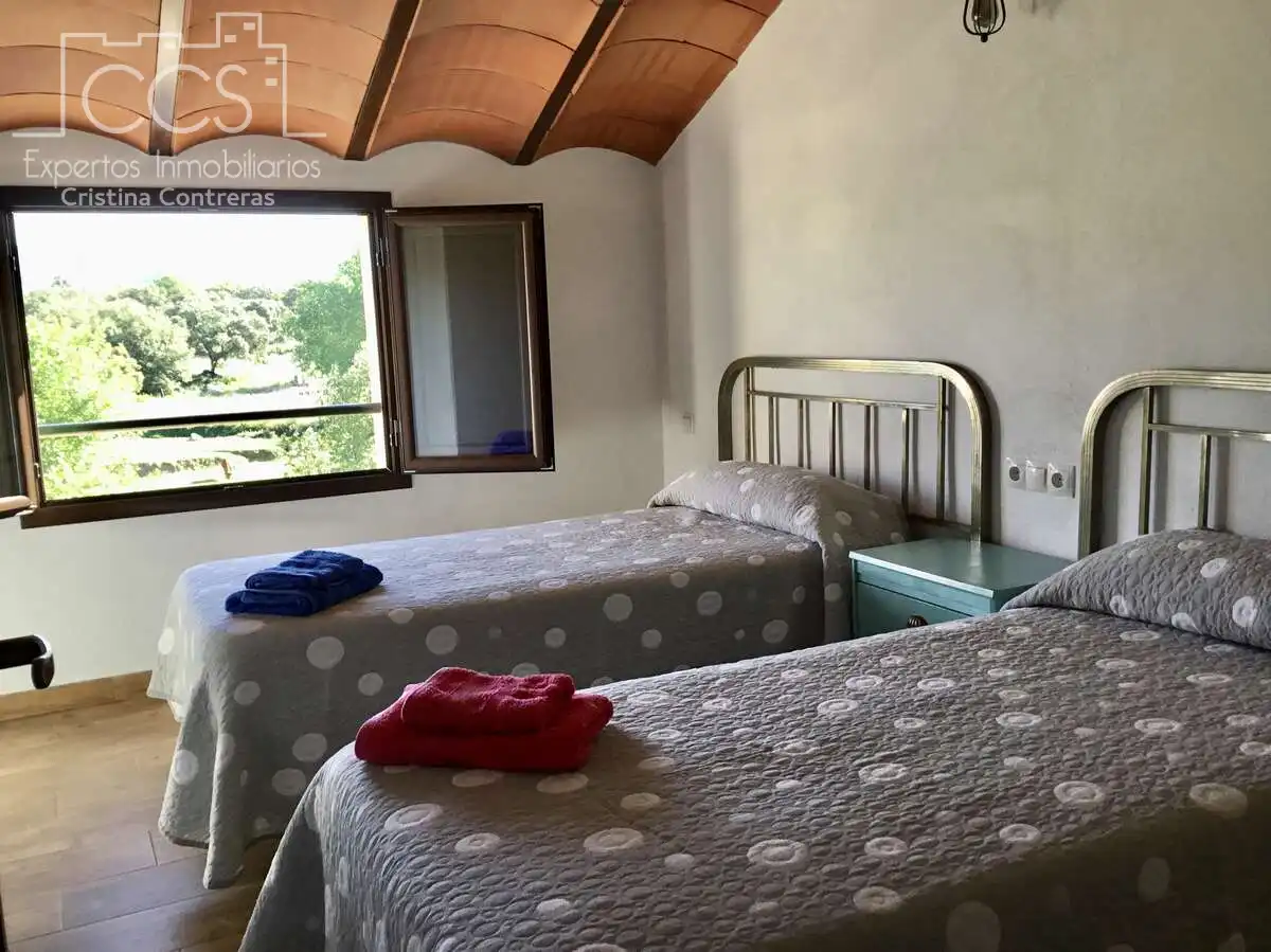 Dormitori de Finca rústica en venda en El Pedroso amb Traster, Piscina i Moblat