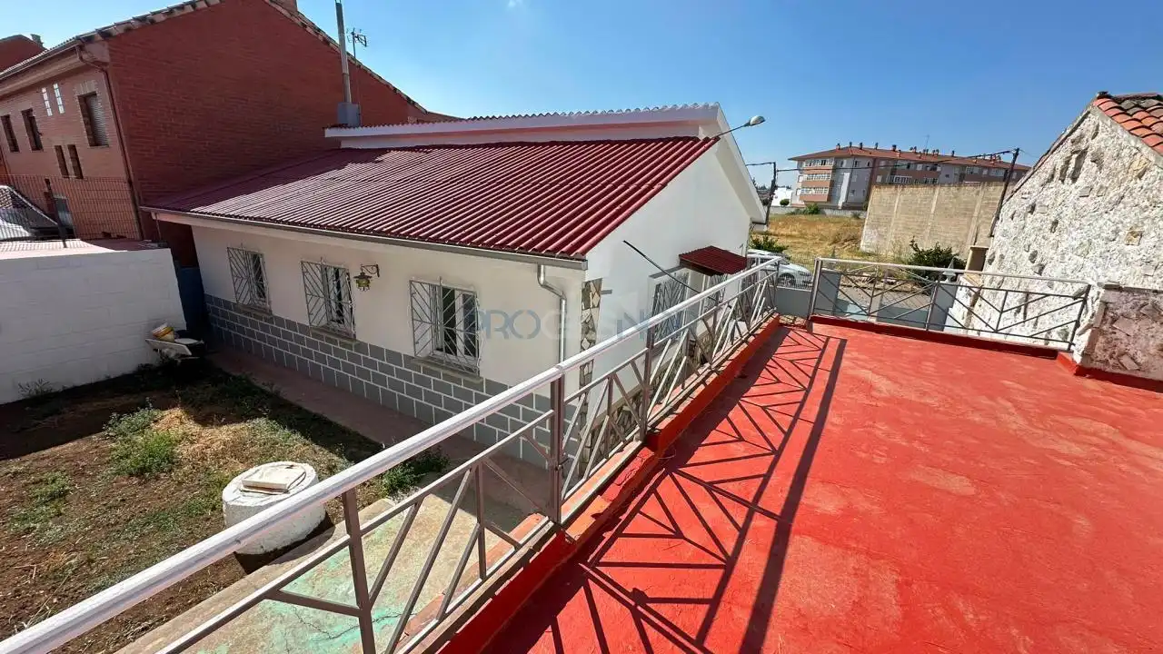 Vista exterior de Casa o xalet en venda en San Andrés del Rabanedo amb Calefacció i Jardí privat