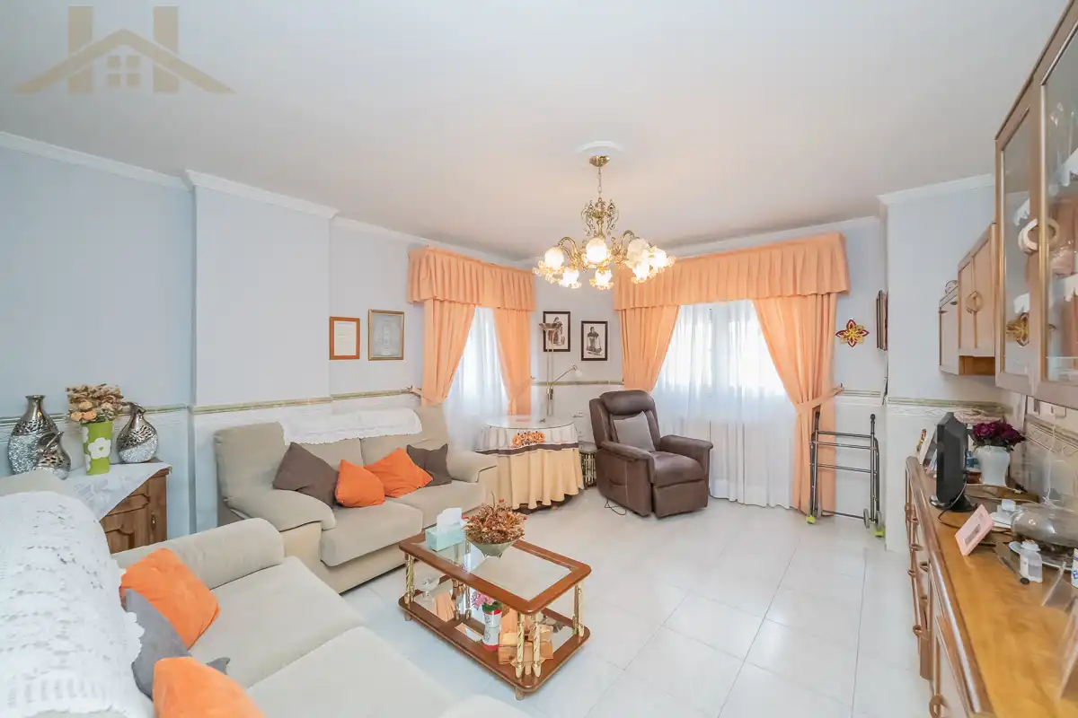 Sala d'estar de Casa o xalet en venda en Guadarrama amb Calefacció, Jardí privat i Piscina comunitària