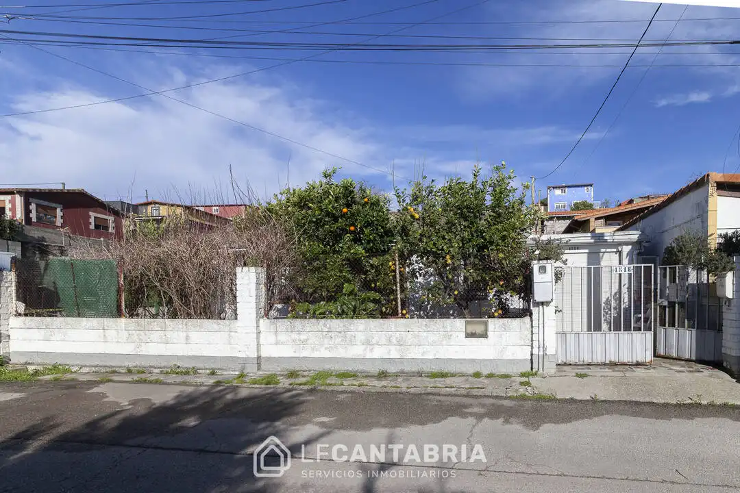 Vista exterior de Casa o xalet en venda en Santander amb Jardí privat