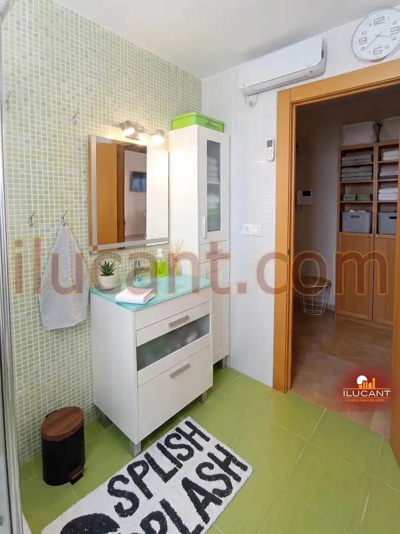 Bany de Pis en venda en Alicante / Alacant amb Balcó