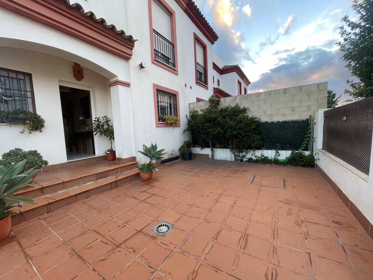 Terrassa de Casa o xalet en venda en Huévar del Aljarafe amb Aire condicionat, Terrassa i Moblat