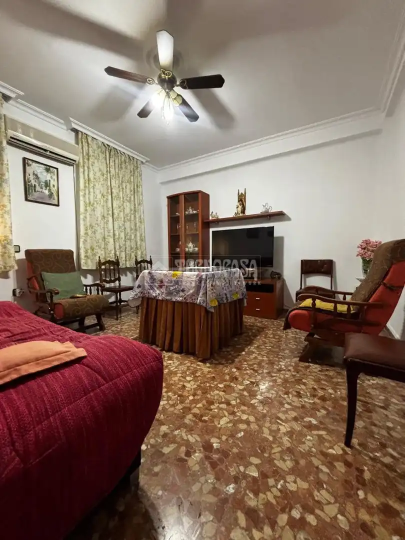 Sala d'estar de Casa adosada en venda en  Sevilla Capital amb Aire condicionat i Balcó