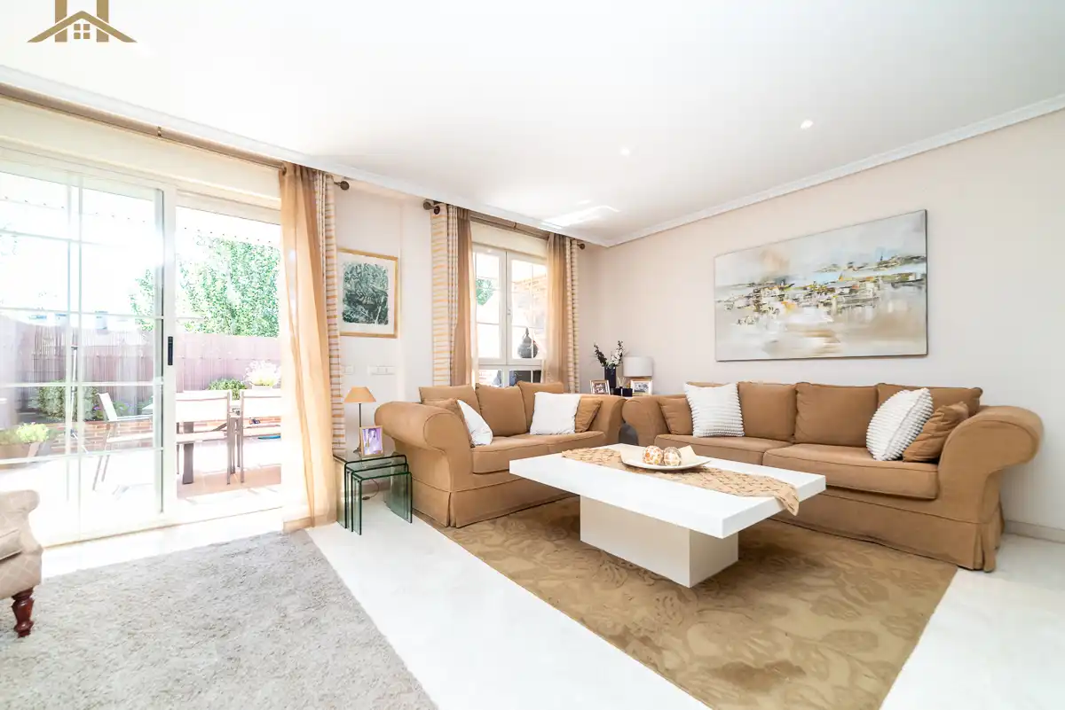 Sala d'estar de Casa adosada en venda en Boadilla del Monte amb Aire condicionat, Calefacció i Jardí privat