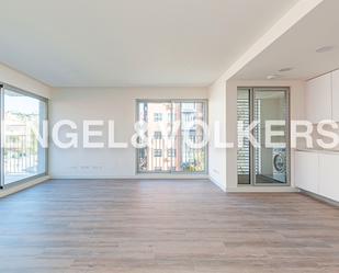 Sala d'estar de Apartament de lloguer en  Madrid Capital amb Aire condicionat, Terrassa i Piscina