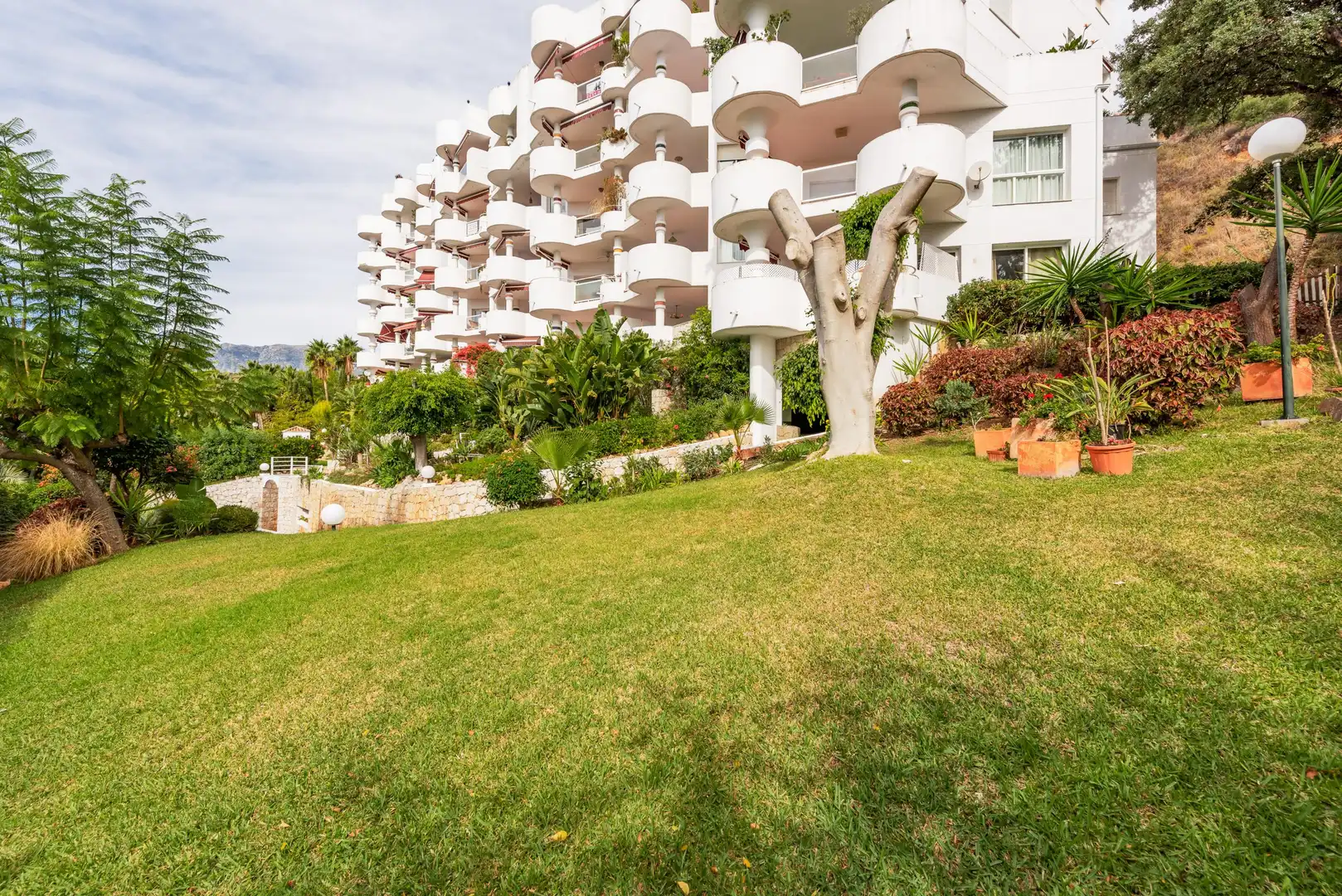 Vista exterior de Ático de alquiler en Marbella con Aire acondicionado, Calefacción y Jardín privado