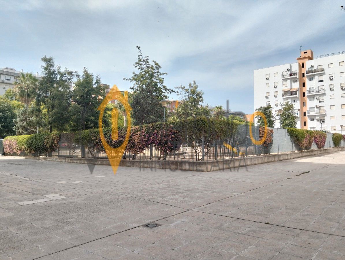 Flat for sale in  Sevilla Capital  with Air Conditioner, Oven and Microwave