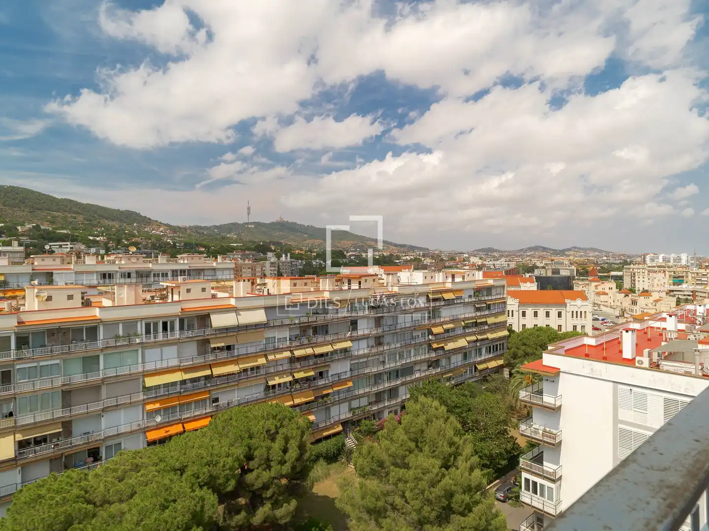Außenansicht von Wohnung zum Verkauf in Barcelona mit Klimaanlage, Terrasse und Abstellraum