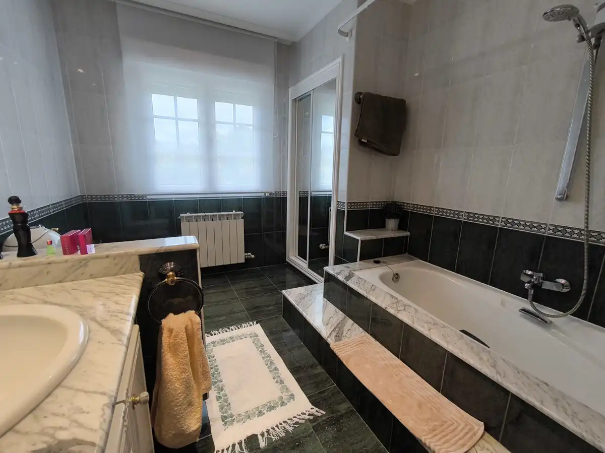Baño de Casa o chalet en venta en Vilagarcía de Arousa con Calefacción, Jardín privado y Parquet