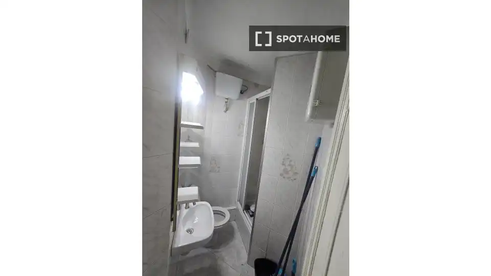 Bathroom of Flat for share in L'Hospitalet de Llobregat  with Air Conditioner, Heating and Furnished