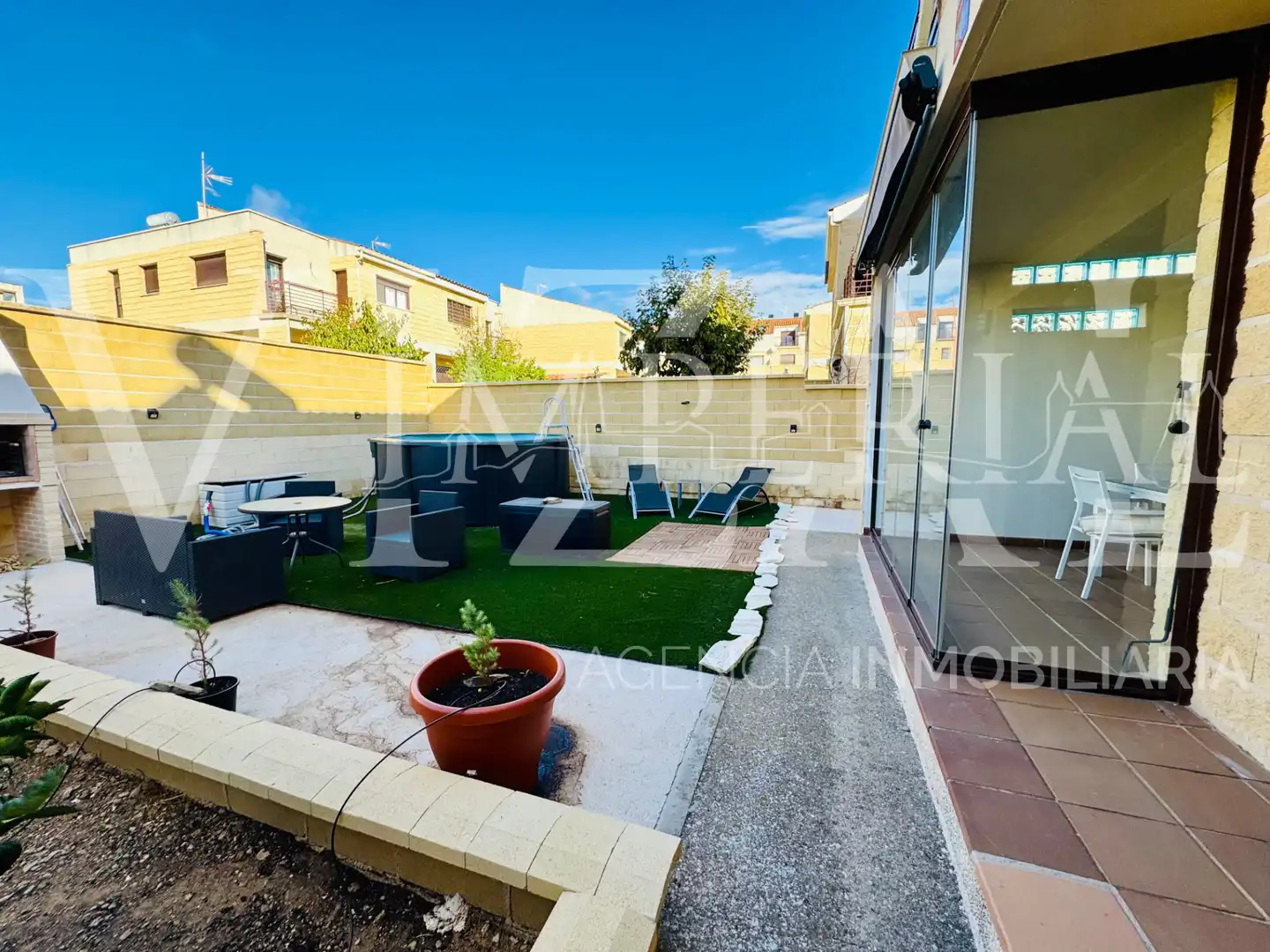 Terrassa de Casa adosada en venda en Noez amb Aire condicionat, Calefacció i Jardí privat