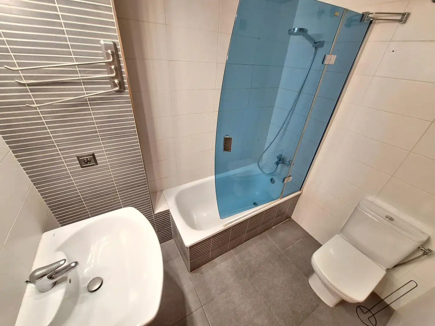 Baño de Piso de alquiler en Igualada con Aire acondicionado, Calefacción y Terraza