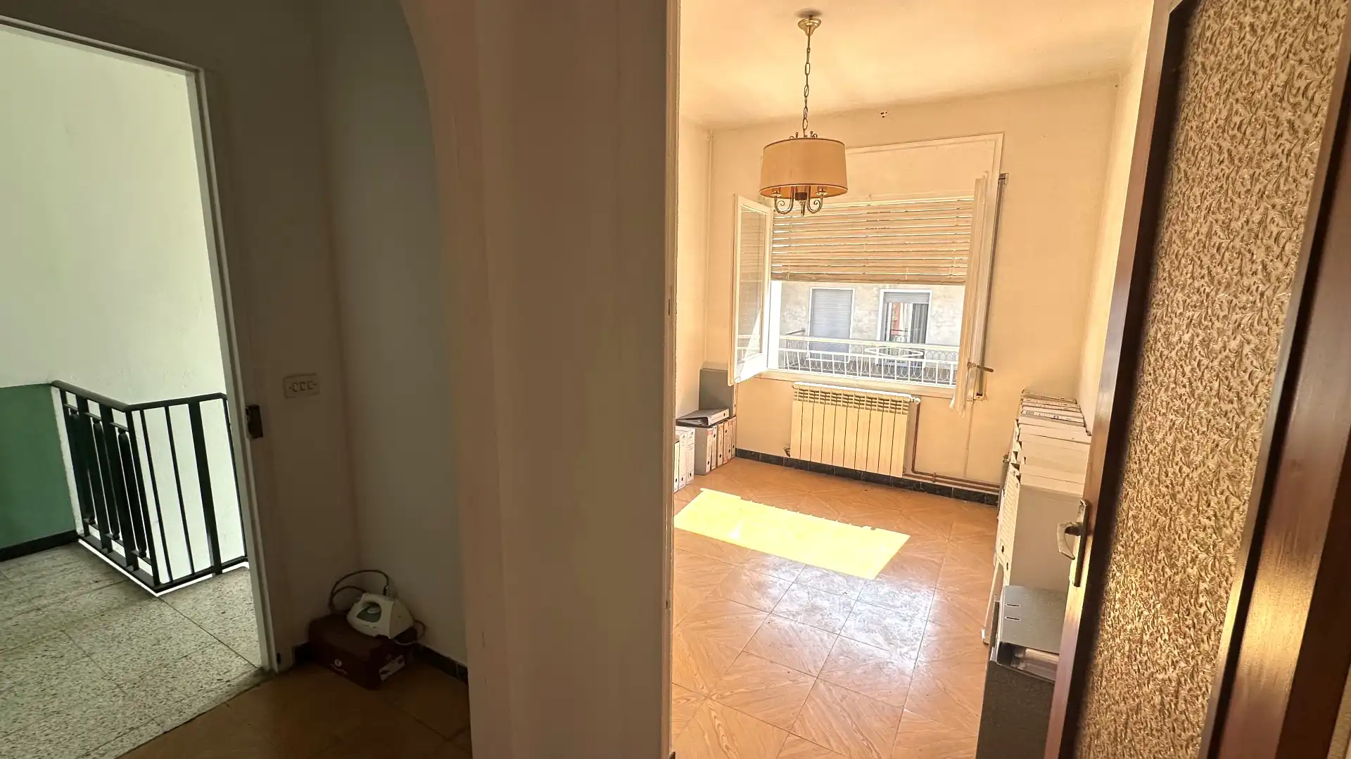 Schlafzimmer von Einfamilien-Reihenhaus zum Verkauf in Sant Joan Les Fonts mit Heizung, Terrasse und Ofen