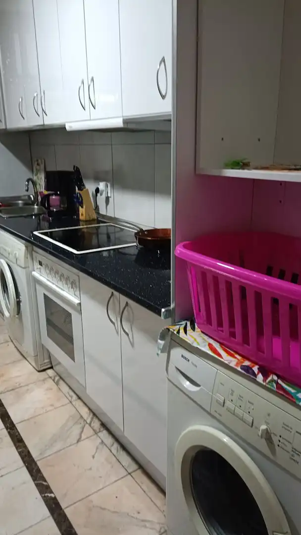 Cocina de Piso para compartir en Madrid con Aire acondicionado, Calefacción y Jardín privado