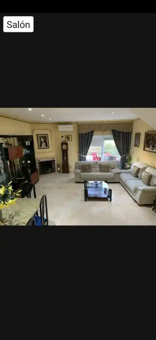 Sala d'estar de Casa adosada en venda en Benalmádena amb Aire condicionat i Balcó