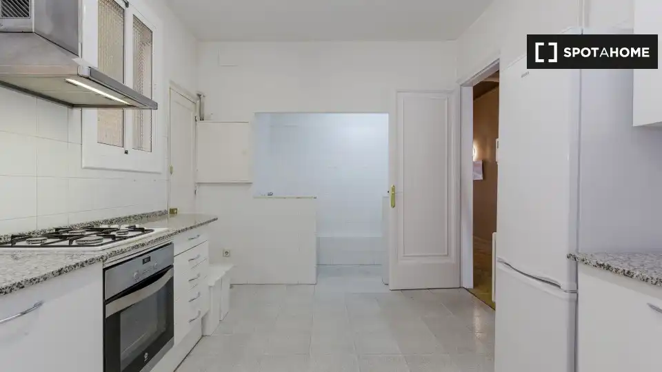 Cuina de Pis de lloguer en Barcelona amb Aire condicionat, Calefacció i Moblat