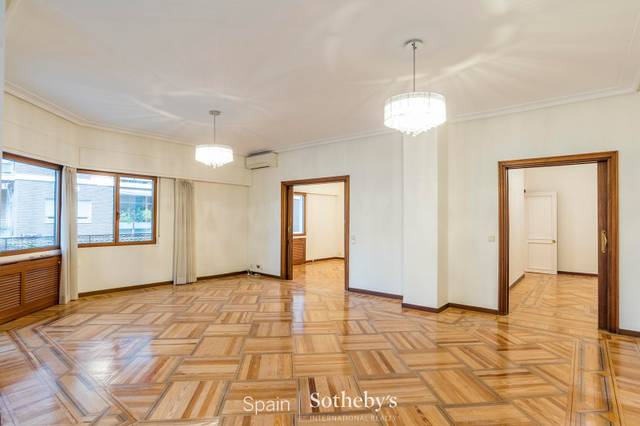 Apartamento en Alquiler en Calle de Casado del Alisal en Jerónimos