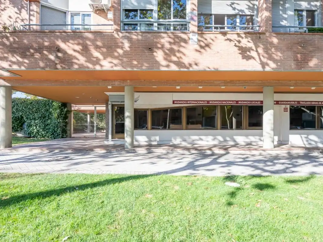 Vista exterior de Local de lloguer en Pozuelo de Alarcón amb Calefacció