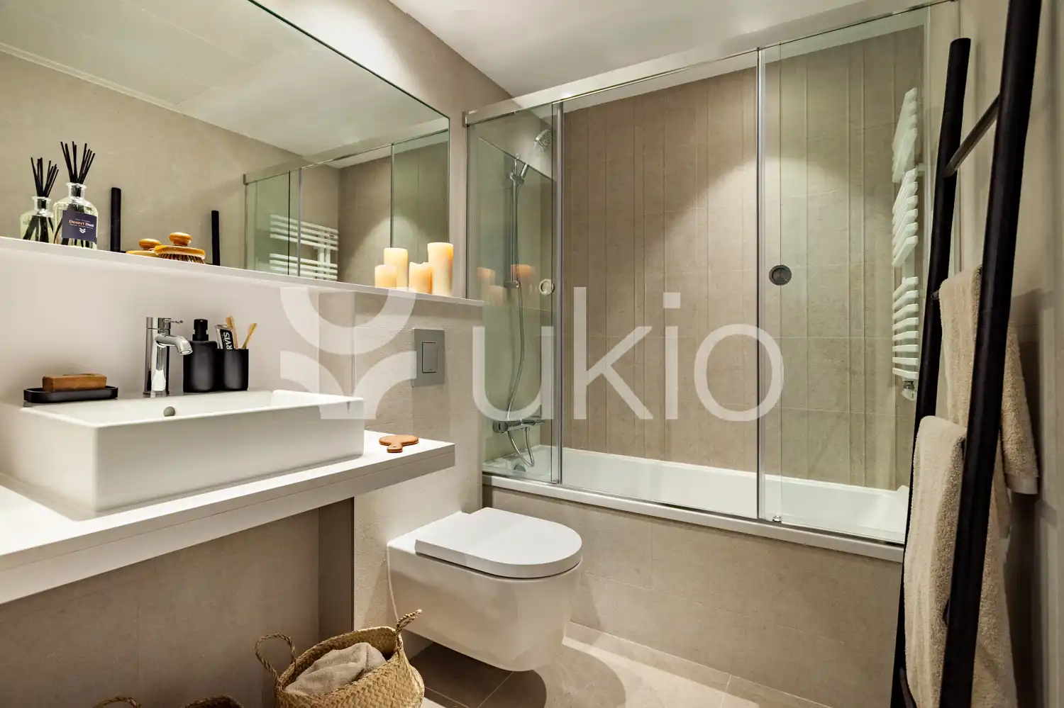 Bany de Apartament de lloguer en Barcelona amb Aire condicionat, Terrassa i Moblat