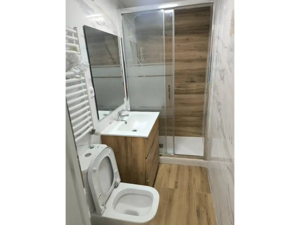 Badezimmer von Maisonette zum Verkauf in Barcelona mit Parkett