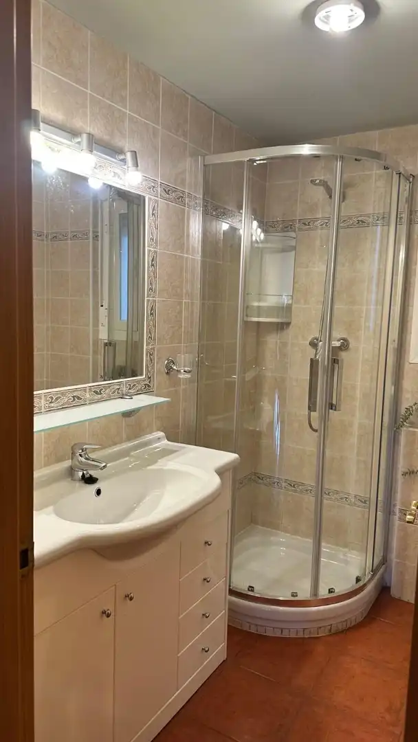 Baño de Piso de alquiler en Miraflores de la Sierra con Calefacción y Amueblado