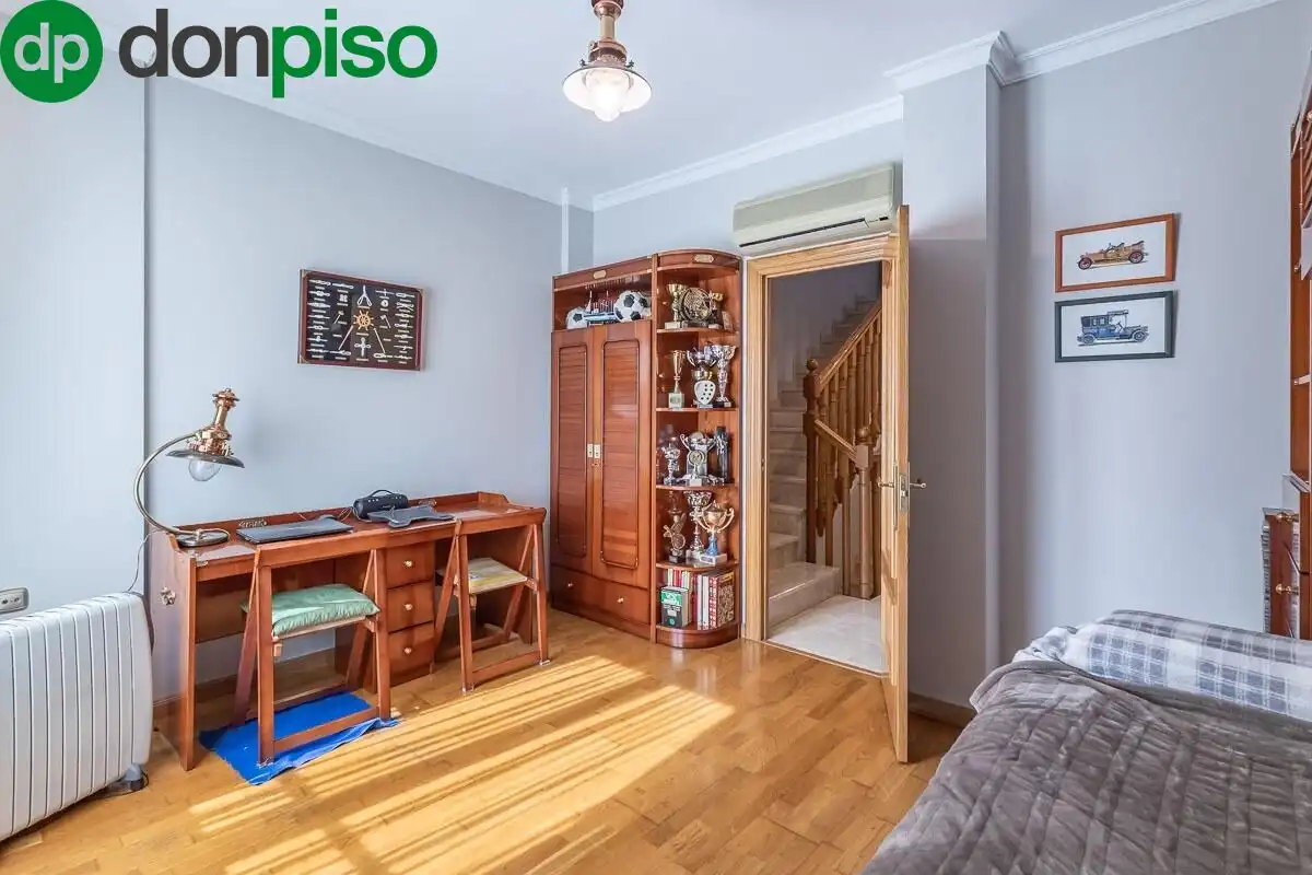 Sala de estar de Casa adosada en venta en Granada con Calefacción, Jardín privado y Terraza