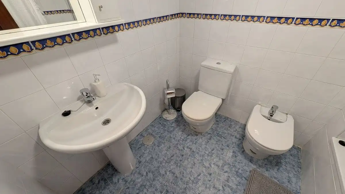 Bany de Apartament de lloguer en Estepona amb Aire condicionat, Calefacció i Terrassa