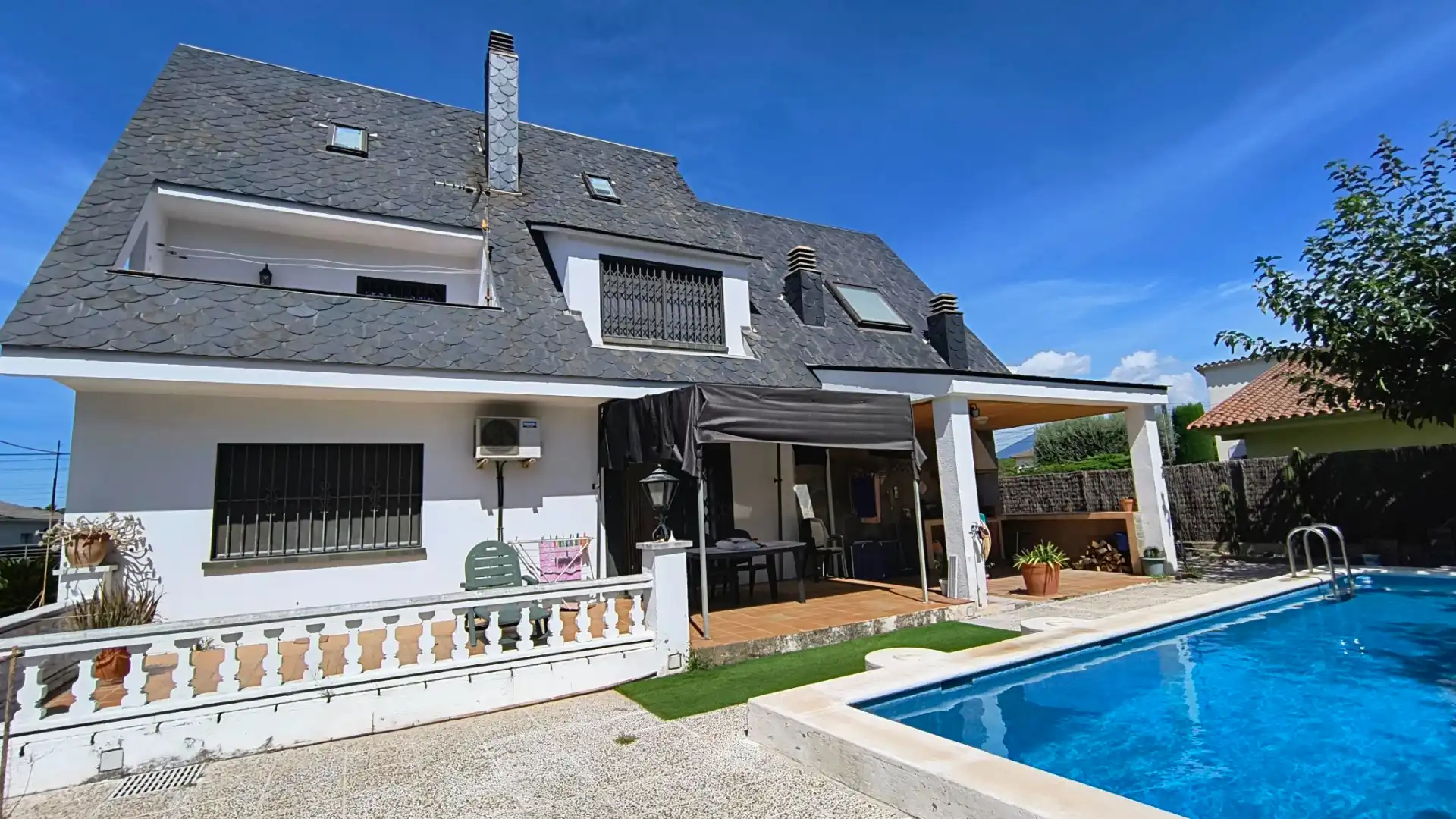 Vista exterior de Casa o xalet en venda en Llinars del Vallès amb Aire condicionat, Calefacció i Jardí privat
