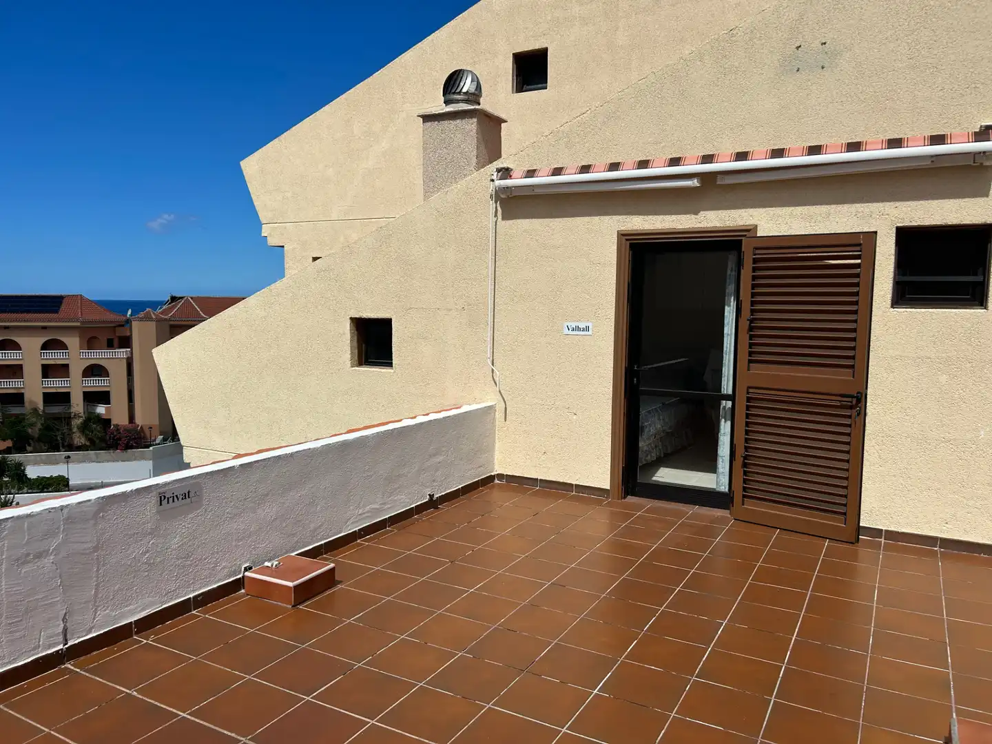 Terrasse von Dachboden zum Verkauf in Arona mit Terrasse, Möbliert und Ofen