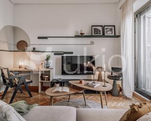 Sala d'estar de Apartament de lloguer en  Madrid Capital amb Aire condicionat, Calefacció i Moblat